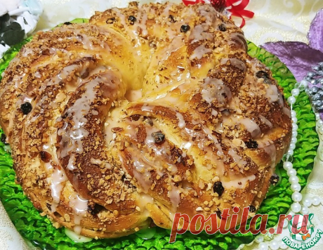 Апельсиновый венок с орехами и глазурью – кулинарный рецепт