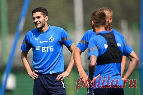 В «Лацио» высказались об интересе к Захаряну. Спортивный директор «Лацио» Анджело Фабиани высказался об интересе к полузащитнику «Динамо» и сборной России по футболу Арсену Захаряну. По словам функционера, москвичи хотят за своего футболиста слишком много денег. «Не думаю, что наш клуб пойдет на это», — добавил Фабиани.