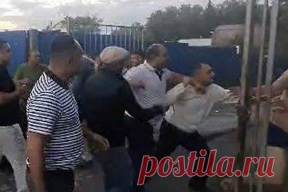 В России массовую драку дачников с цыганами сняли на видео. В одном из дачных товариществ Новосибирской области жители подрались с проживающими там же цыганами. На видео попало видео конфликта между дачниками и цыганами, переросшего в массовую драку, в ходе которой серьезные травмы могли получить несколько человек. Двоих дачников увезли на скорой помощи.