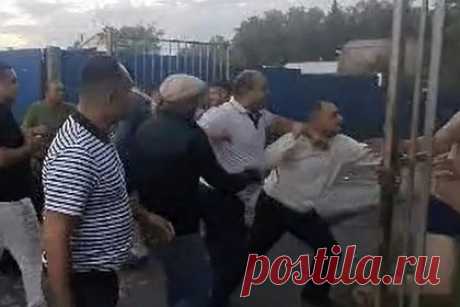 В России массовую драку дачников с цыганами сняли на видео. В одном из дачных товариществ Новосибирской области жители подрались с проживающими там же цыганами. На видео попало видео конфликта между дачниками и цыганами, переросшего в массовую драку, в ходе которой серьезные травмы могли получить несколько человек. Двоих дачников увезли на скорой помощи.