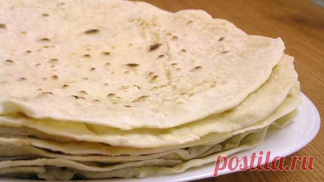 Я очень люблю ЛАВАШ. Но в магазине он не очень вкусный, долго искала рецепт, вот наконец то нашла. Теперь для меня не составляет особого труда нажарить лепёшек. 40 шт за 1 час. Вкуснотище , куда там магазинным. 
это рецепт 1 порции, я всегда готовлю 2 порции (40 шт)

1 ч.л сухих дрожжей
1 ч.л соли, 
0.5 ч.л сахара 
1 ст.л. масла растительного
1 стакан теплой воды
3 стакана муки. 

Замесить тесто, оно получается мягкое, приятное и эластичное. Разделить на 20-16 шариков, всё...