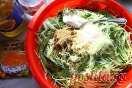 Салат на зиму "Огурцы по-корейски с морковью".
Если у вас переросли огурцы - не беда - из них можно сделать очень вкусный салат на зиму! Слишком желтые, конечно, лучше не брать, а остальные смело "пускайте в ход". Очень часто встречала подобный рецепт заготовки: и все они в основном отличаются нарезкой овощей. Мне понравился вот такой, где огурцы и морковь нарезаются длинной, тонкой соломкой - "по-корейски". Можно использовать специальную терку для нарезки "моркови по-корейски", или хороший и о