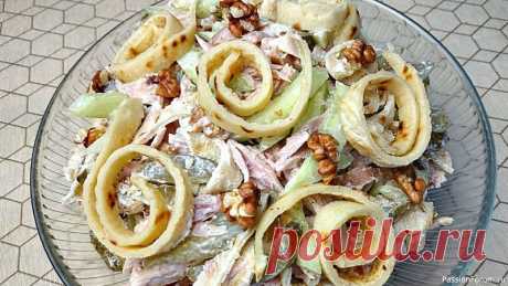 Салат с блинчиками и копченой курочкой Ингредиенты:   &nbsp; &nbsp;блинчики 	 1 яйцо,щепотка соли,120 мл. воды,0,5 чайной 	ложки разрыхлителя,1 стакан муки,   &nbsp; &nbsp;салат 	 2 копченые 	куриные ножки,1 свежий 	огурец,1 маринованный 	огурец,40 гр. грецких 	орехов,соль по вкусу,перец по 	вкусу,2 столовые 	ложки сметаны.Для...