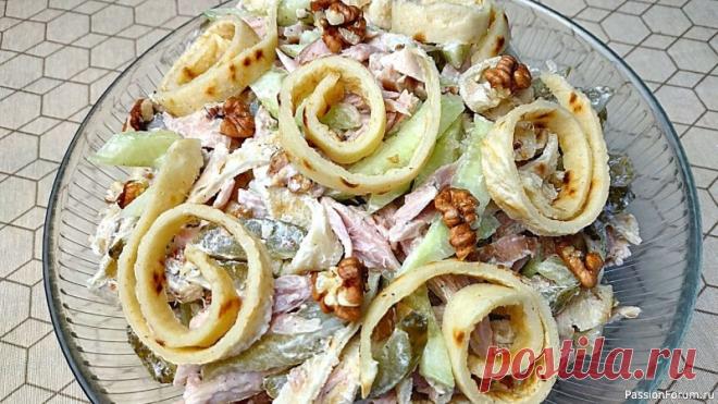 Салат с блинчиками и копченой курочкой Ингредиенты:      блинчики 	 1 яйцо,щепотка соли,120 мл. воды,0,5 чайной 	ложки разрыхлителя,1 стакан муки,      салат 	 2 копченые 	куриные ножки,1 свежий 	огурец,1 маринованный 	огурец,40 гр. грецких 	орехов,соль по вкусу,перец по 	вкусу,2 столовые 	ложки сметаны.Для...