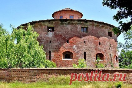 В Азербайджане отремонтируют место заключения Сталина. В Азербайджане отремонтируют тюрьму, где отбывал наказание революционер и глава СССР Иосиф Сталин. Речь идет о памятнике «Даирави гала» в Лянкяране. Будущий советский лидер был арестован полицией Российской империи за ограбление почтового поезда и находился здесь с 1903 по 1904 год.
