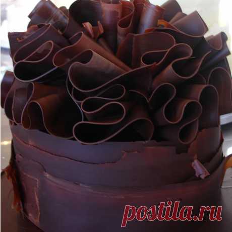 Single tier chocolate ruffles house cake | Nicky Grant Chocolate