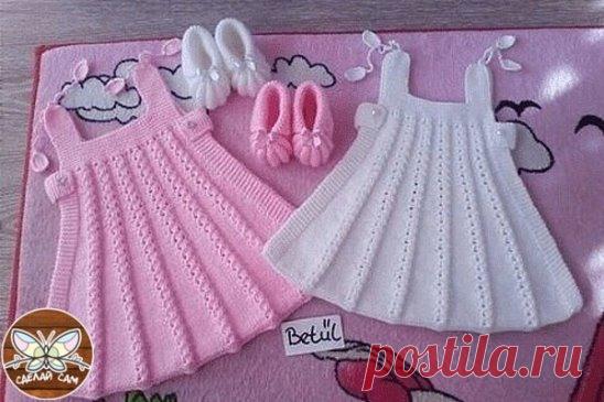 Очень красивый сарафанчик спицами для девочки
Сарафан вяжется снизу вверх. 
Набираем на спицы 104 п. +2 кром. Это перед,а спинка точно такая же. По краях будут по 5 петель лицевых, их мы будем вязать всё время лицевыми(платочная вязка) , после лицевых петель вяжем 10 петель изнаночных(этот промежуток будем вязать изнаночной гладью), таких промежутков у нас будет 7.Между промежутками идут 6 ажурных полос(описание дам ниже). Вяжем между крайними лицевыми петлями чередуя изнаночную гладь и ажурную