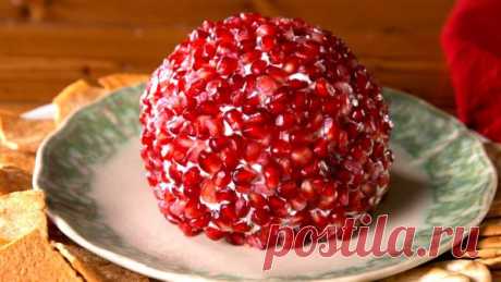 Сырный шарик с гранатом. Рождественская закуска Сырные шарики с гранатом &ndash; отличный вариант закуски на рождество. Блюдо смотрится нарядно и аппетитно на праздничном столе. &nbsp;