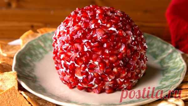 Сырный шарик с гранатом. Рождественская закуска Сырные шарики с гранатом – отличный вариант закуски на рождество. Блюдо смотрится нарядно и аппетитно на праздничном столе.  