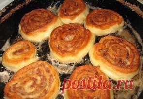 ШАНЕЖКИ С МЯСОМ!
Ингредиенты:
250 г творога, 2 яйца, 1 ч.л. соды гашен. уксусом, 2 стакана муки, 2 ч.л. масла подсолнечного, фарш для начинки, специи по вкусу
Смешиваем компоненты, кроме фарша, делаем тесто.
Раскатываем тесто, на него выкладываем фарш
Скручиваем в трубочку и нарезаем на кусочки по 1 см.
Жарим на сковородке с большом кол-ве подсолнечного масла
Приятного аппетита!