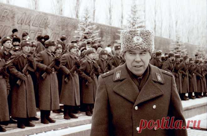 За что убили Рохлина: подробности переворота. В память о Генерале..... юля 1998 года Бориса Ельцина должны были арестовать — власть в стране перешла бы к военным. За две недели до этого организатора заговора генерала Льва Рохлина нашли убитым на собственной даче. Через 1…