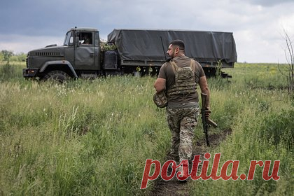 Украинский военный рассказал об убийстве ВСУ отказавшегося воевать мужчины. Украинский военный Максим Доценко, который перешел на сторону России, рассказал об убийстве пьяными бойцами Вооруженных сил Украины (ВСУ) мужчины за нежелание воевать. «Его женщина начала высказывать свои недовольства. (…) Они застрелили женщину, застрелили мужчину», — сказал он.
