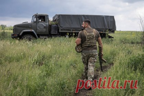 Украинский военный рассказал об убийстве ВСУ отказавшегося воевать мужчины. Украинский военный Максим Доценко, который перешел на сторону России, рассказал об убийстве пьяными бойцами Вооруженных сил Украины (ВСУ) мужчины за нежелание воевать. «Его женщина начала высказывать свои недовольства. (…) Они застрелили женщину, застрелили мужчину», — сказал он.