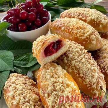 ​Пирожки с вишней и хрустящей штрейзельной крошкой