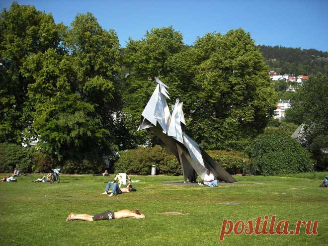 Берген, Норвегия. Памятник основателю города Олафу Крюгге местные жители прозвали "птеродактилем"  :))