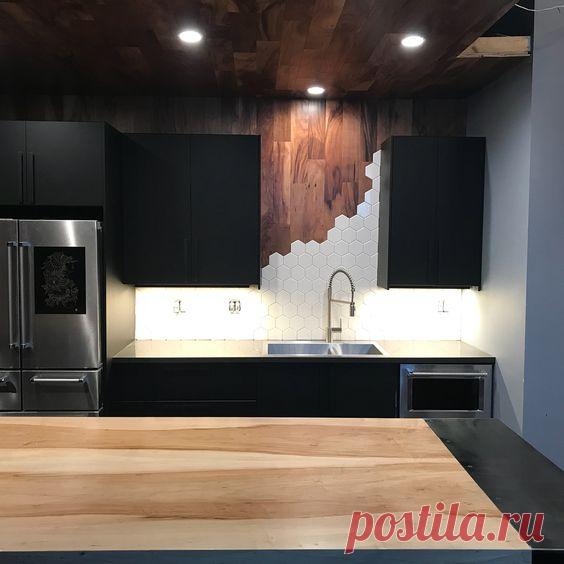 Стена со смешением фактур и материалов Модная одежда и дизайн интерьера своими руками