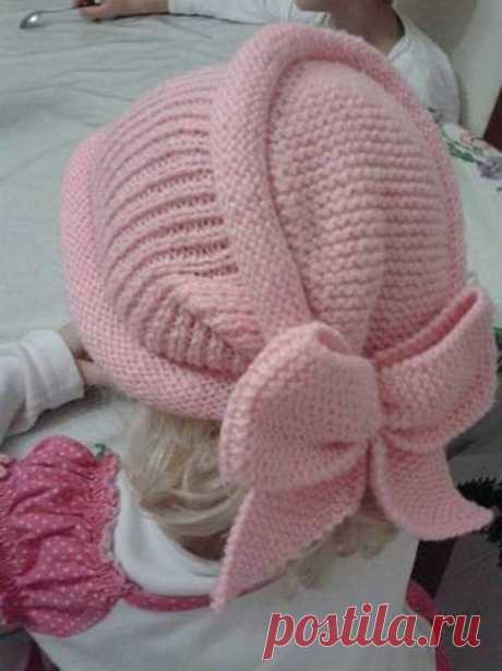 ШАПОЧКА для принцессы 
1 деталь: 
Набрать на прямые спицы число петель равное окружности головы. 
10 рядов чулочной вязкой. 
30 рядов резинка 11. 
10 рядов чулочная вязка. 
Закрыть все петли. 
2 деталь: 
Набрать 10 петель и вязать платочной вязкой. В каждом ряду прибавить с обеих сторон петли, пока на спицах не станет 30 петель. Провязать 10 рядов без прибавок. Убавить в каждом ряду с обеих сторон петли, пока на спицах не останется 10 петель. Закрыть все петли. 
3 деталь ...