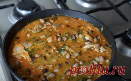 Простая курица, но покоряет сразу: готовим с луковой поджаркой и фасолью