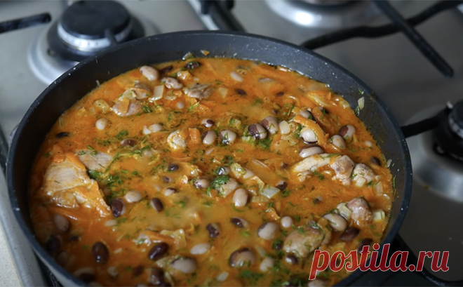 Простая курица, но покоряет сразу: готовим с луковой поджаркой и фасолью