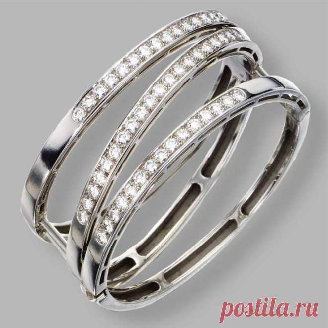 18 KARAT WHITE GOLD AND DIAMOND BANGLE-BRACELET, VAN CLEEF & ARPELS