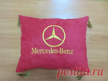 Подушка автомобильная "MERCEDES" (с кисточками)