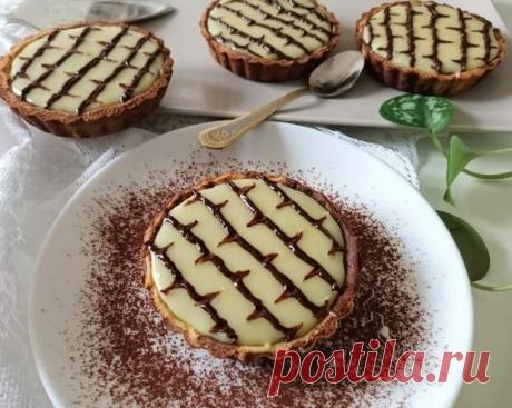 Пирожное «Два шоколада» - Будет вкусно
                                             - 8 марта
                                             - 43013720982 - Медиаплатформа МирТесен Корзинки из хрустящего песочного теста с нежным шоколадно-заварным кремом и белым шоколадом идеальны для домашнего чаепития! ИНГРЕДИЕНТОВ НА 4 ПОРЦИИ тесто песочное 210 г молоко 125 мл сливки 90 мл шоколад черный горький 100 г шоколад белый 100 г сахар 40 г кофе свежесваренный 15 мл кукурузный - 8...