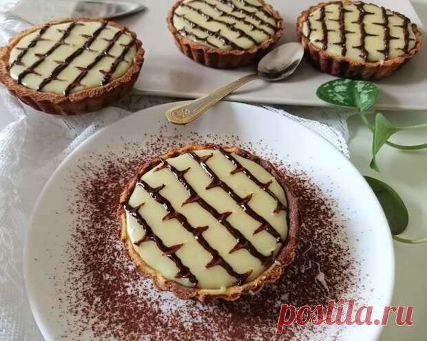 Пирожное «Два шоколада» - Будет вкусно
                                             - 8 марта
                                             - 43013720982 - Медиаплатформа МирТесен Корзинки из хрустящего песочного теста с нежным шоколадно-заварным кремом и белым шоколадом идеальны для домашнего чаепития! ИНГРЕДИЕНТОВ НА 4 ПОРЦИИ тесто песочное 210 г молоко 125 мл сливки 90 мл шоколад черный горький 100 г шоколад белый 100 г сахар 40 г кофе свежесваренный 15 мл кукурузный - 8...