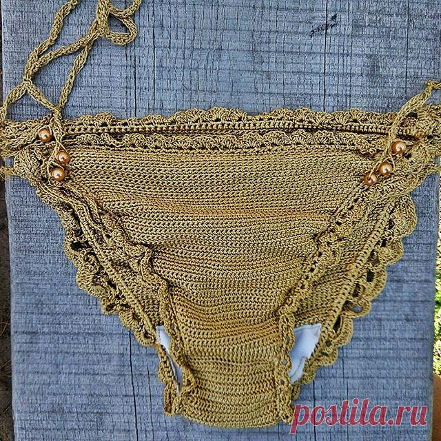 Купальник из золотистой микрофибры на завязках, украшенный золотистым бусинами.
.
.
.
#золотистыйкупальник#бикини#вязаноебикини#вязаныйвинтаж#вязаноебохо#angelamasterica#iloveknitwear#swimsuit#crocheting#knit_inspiration#knit_mood#купальникназаказ