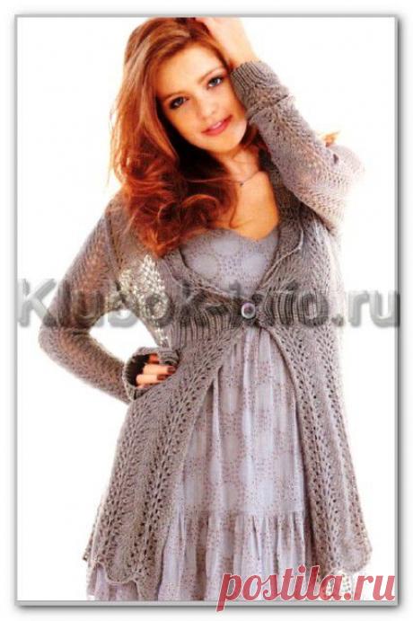 Вязание спицами. Женские модели. Удлиненный жакет на одной пуговице, с ажурным волнистым узором