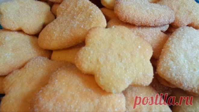 Домашнее печенье - очень вкусно и просто
Сегодня я покажу самый любимый и самый простой рецепт печенья, который готовится очень быстро из самых простых ингредиентов. С этим тестом справится даже ребёнок!

Ингредиенты:
 2 яйца
 400 гр. муки
 200 гр. маргарина
 1 ч.л. разрыхлителя
 200 гр сахара

 Также понадобятся любые формочки. Если их нет, то можно вырезать печеньки стаканом. 

Приготовление:
1. Противень застилаю обычной бумагой для выпечки, можно использовать силиконов...