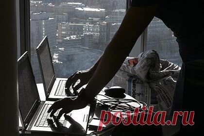 Россиян предупредили о прикрывающихся именем Apple интернет-мошенниках. В России выросло количество мошеннических интернет-магазинов, предлагающих пользователям купить технику Apple. Об аферистах, прикрывающихся именем известной американской компании, предупредил один из основателей проекта StopPhish Юрий Другач. По его словам, в марте в сети было зарегистрировано не менее 20 таких сайтов.