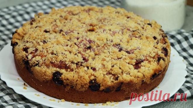 Берем сезонные ягоды и готовим великолепный пирог со штрейзелем
Готовлю летний пирог с ягодами. Я большой любитель выпечки с ягодами и фруктами. Летом такое разнообразие, что можно готовить по одному рецепту и получать разные результаты. Сегодня я готовила с ягодой не по сезону, но в выпечке она одна из моих любимых и это - клюква. Клюкву я использую замороженную, но если вы уже собрали свежий урожай, то скорее готовьте этот вкусный пирог.