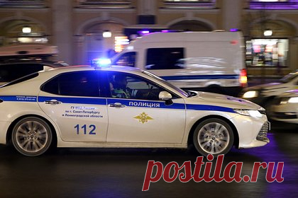 Стала известна причина массовой драки мужчин и подростков у ТРЦ в Петербурге. Массовая драка между подростками и мужчинами у торгово-развлекательного центра (ТРЦ) «Галерея» на Лиговском проспекте в Санкт-Петербурге случилась из-за замечания о нецензурной лексике. Причина конфликта стала известна 78.ru. После потасовки в больницу самостоятельно обратились двое юношей 16 и 17 лет.