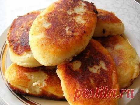 Картофельные пирожки с сосиской внутри