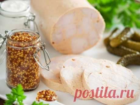 Домашний куриный паштет — рецепт от бога кулинарии! Ингредиенты: 250 г сливочного масла, 1 кг куриного филе, 1 стакан ядер грецких орехов (по желанию), 2-3 дольки чеснока, 1 корень петрушки, 2 луковицы, 1 морковь, соль, черный молотый перец, тертый мускатный орех — по вкусу...