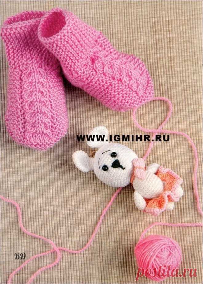 Розовые носочки для малышки 6-9 месяцев. Спицы

Щелкните по картинке, чтобы увидеть ее в большом размере.

На 6-9 месяцев

Вам потребуется: пряжа (55% шерсть, 45% акрил, 380 м/100 г) - 20 г розового цвета, спицы № 2,5. 

Техника вязания.
Лицевая гладь: лиц. р. - лиц. п., изн. р. - изн. п. 
Изнаночная гладь: лиц. р. - изн. п., изн. р. - лиц. п.
Платочная вязка: лиц. и изн. р. - лиц. п.

Коса: 
1-й ряд - кром., 2 п. платочной вязки, 2 п. изнаночной глади, 7 п. лицевой глади,...