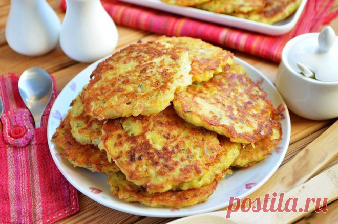 Очень вкусные и хрустящие драники со сметанкой 
Ингредиенты (на 3-4 порции):
Картофель — 6 шт.Лук — 1 шт.Ветчина — 200 грСыр твердый — 200 грЯйцо — 2 шт.Укроп — 1-2 ст. ложек (мелко порезанный)Мука — 4-5 ст. ложекСоль и перец — по вкусуМасло рафин…