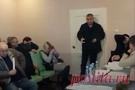 На Украине в зале заседаний произошел взрыв, ранены более 20 человек. Гранаты подорвал депутат от партии Зеленского. На заседании в селе Керецки в Закарпатье депутат взорвал несколько гранат. Пострадали более 20 человек. Некоторые находятся в тяжелом состоянии. По предварительной информации, подрывник — депутат от партии «Слуга народа» Сергей Батрин. СМИ сообщают, что он взорвал коллег из-за обиды, что ему не дали сказать слово.