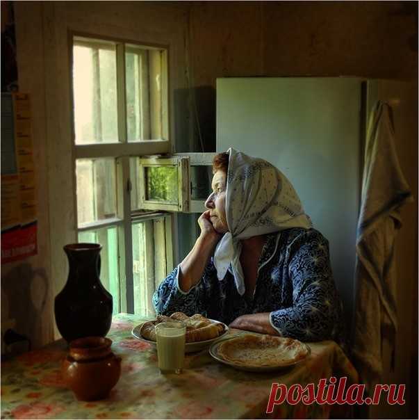 НЕ ОБИЖАЙТЕСЬ НА ДЕТЕЙ....Из интернета.
Не обижайтесь на детей, 
Что не пришли, не позвонили, 
Не обижайтесь на детей, 
Что подарить цветы забыли. 
У них своя земная жизнь, 
Такого темпа мы не знали, 
Их быстроходный поезд мчит 
В другую жизнь, в другие дали. 

Умейте отпускать детей, 
Не прицепляйтесь к их экспрессу, 
Умейте отпускать детей, 
У них другие интересы. 
Свой тихоходный экипаж 
Остановите на мгновенье, 
Пусть ваши дети в жизнь летят 
По выбранному направленью....