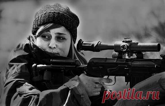 Об отряде прибалтийских спортстменок-биатлонисток, которые стали зарабатывать себе на жизнь в 1990-е годы, убивая русских солдат в горячих точках СНГ, говорили во время первой и второй Чеченских войн. Их описывали, как белокурых бестий, наёмниц, которые отличаются жестокостью к врагам, ненавидят русских, а в свободное «от работы» время носят обтягивающее белое трико Существовали ли снайперши «Белые колготки» или этот слух лишь пропаганда, стравливающая народы: