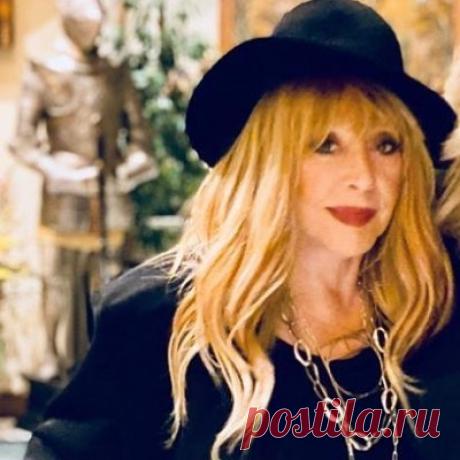 На изображении может находиться: один или несколько человек и шляпа