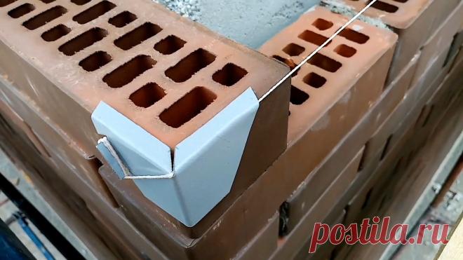 Как сделать сделать простой фиксатор шнура из куска жести для ровной кладки кирпича Чтобы не тратить деньги для покупки заводского фиксатора разметочного шнура в магазине, его можно сделать своими руками из ненужной жестянки. С этой работой справится любой взрослый человек, который хотя бы однажды что-то разрезал болгаркой. При помощи этого нехитрого приспособления ваша кладка