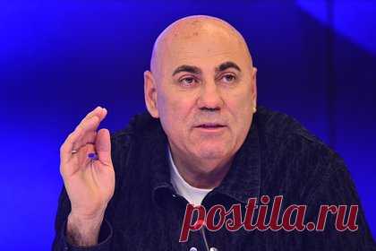 Пригожин назвал большую ошибку Пугачевой. Российский продюсер Иосиф Пригожин назвал большую ошибку эстрадной певицы Аллы Пугачевой. По мнению медиаменеджера, исполнительница не должна была критиковать соотечественников, которые решили не покидать Россию. Он добавил, что поведение артистки за последние два года вызывает у него оторопь.