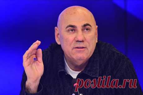 Пригожин назвал большую ошибку Пугачевой. Российский продюсер Иосиф Пригожин назвал большую ошибку эстрадной певицы Аллы Пугачевой. По мнению медиаменеджера, исполнительница не должна была критиковать соотечественников, которые решили не покидать Россию. Он добавил, что поведение артистки за последние два года вызывает у него оторопь.