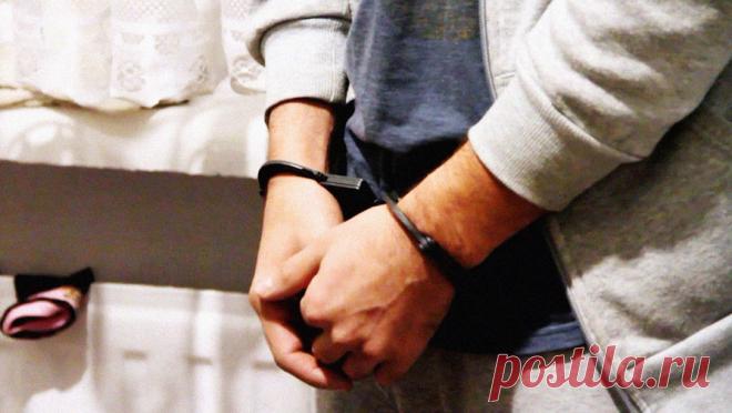 В Москве арестовали мужчину в футболке с гербом Украины. Нагатинский суд Москвы арестовал мужчину за ношение футболки с символикой украинской организации, признанной в России экстремистской. Об этом сообщает пресс-служба судов общей юрисдикции столицы в Telegram-канале. Андрей Евсеев признан ...