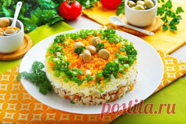 Салат с копченой грудкой и грибами маринованными грибами