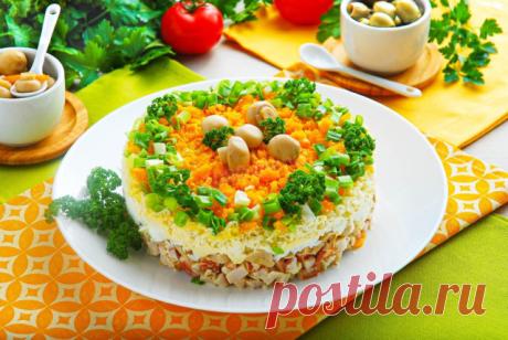 Салат с копченой грудкой и грибами маринованными грибами