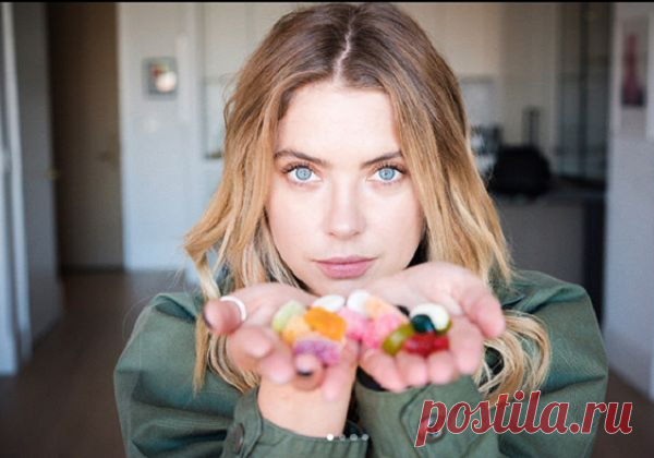 Эшли Бенсон и Кара Делевинь – пара: поцелуй девушек попал в объектив папарацци