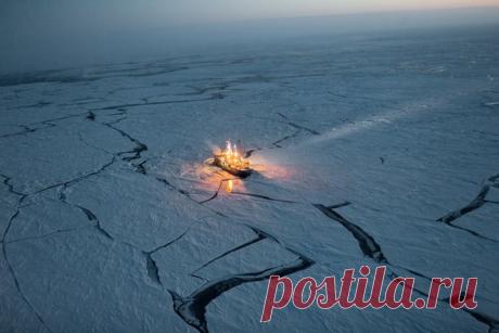 «Потепление в Арктике стало казаться мне чем-то совершенно нереальным — пальцы ног онемели от холода. Но у нас под ногами лежал полуметровый слой снега — вдвое больший, чем в среднестатистическую зиму». Почему много снега – это плохо и как лед в Арктике влияет на будущее нашей планеты – в материале Энди Айзаксен. #NGЛонгрид@natgeoru