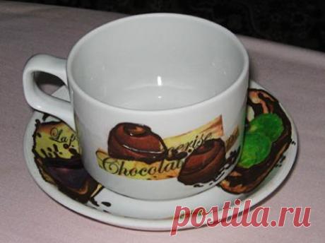 Декупаж на фарфоре «Шоколадная страсть»
Всё началось с того, что на День рождение мне подарили сертификат на мастер класс по декупажу. Давно хотелось попробовать что-то ещё, другой вид рукоделия (я занимаюсь вышивкой). И вот что получилось…